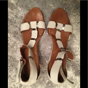 Gentle Souls Great Summer Shoe! Worn once. White Wedge Sandal Sz9